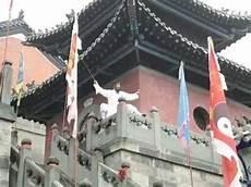 铁掌大师是不是虎子